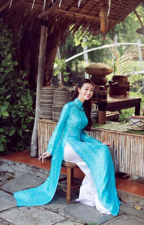 Khánh my duyên dáng áo dài dưới nắng xuân - 10