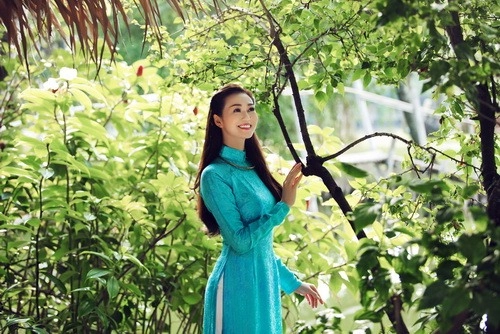 Khánh my duyên dáng áo dài dưới nắng xuân - 11