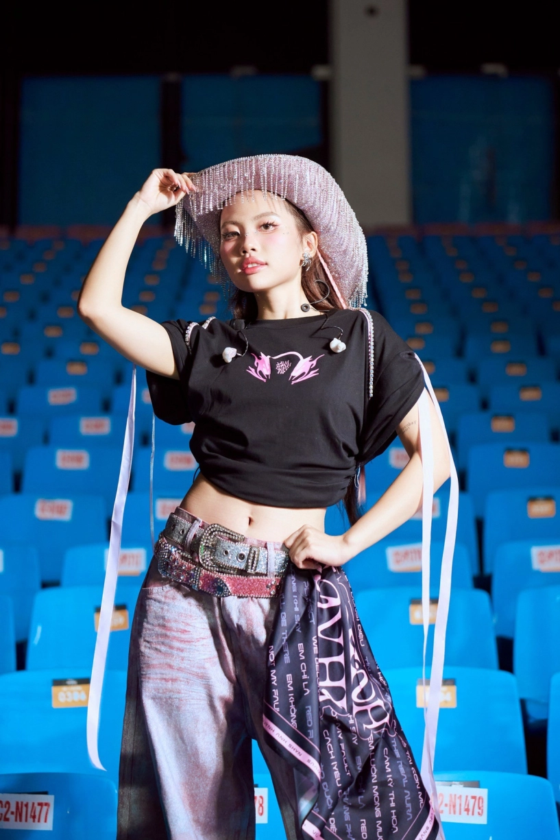 Không còn chị bảy ngoan hiền phương mỹ chi nay khiến netizen ngỡ ngàng - 9