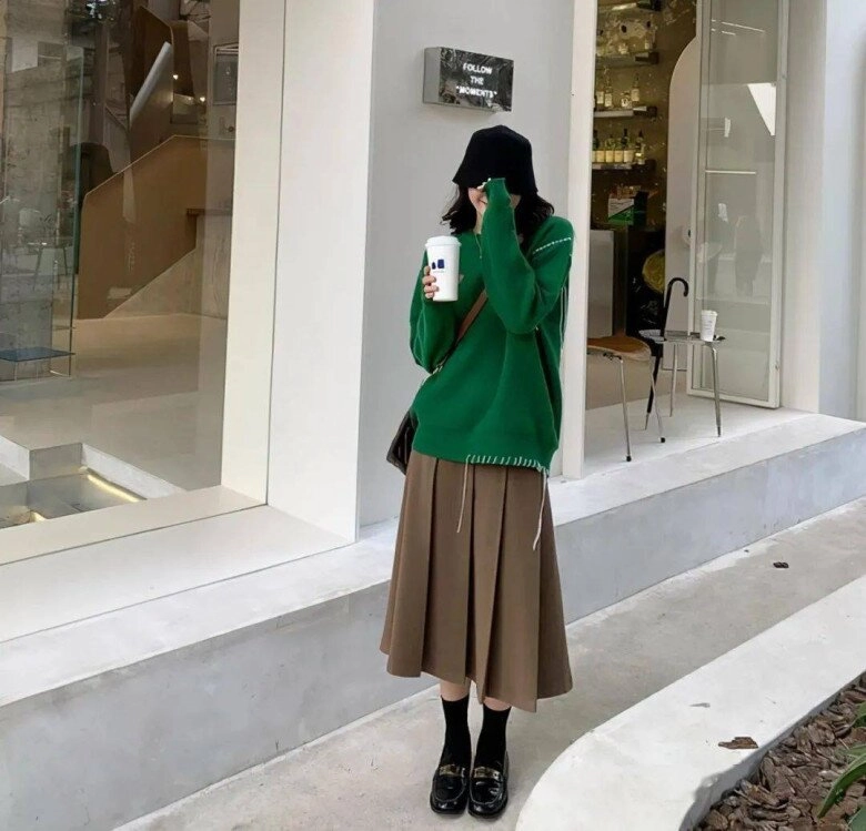 Không phải đen trắng hay xám đây là 5 màu áo len đẹp nên sắm mùa thu đông vừa trẻ trung lại không kén da - 4