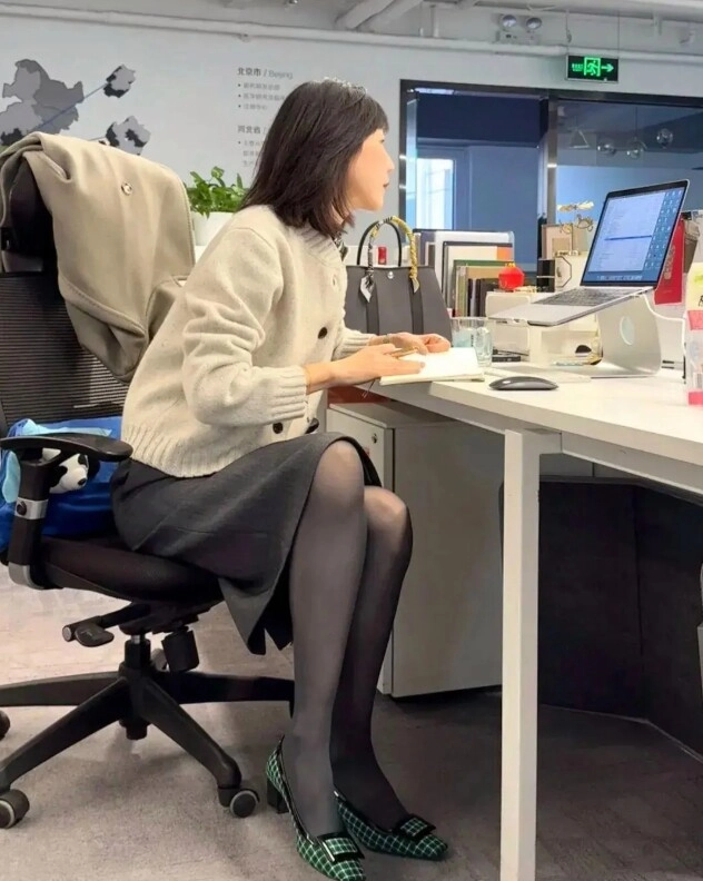 Lạnh này mặc gì đi làm 20 outfit ruột của các blogger thời trang cao dưới 1m60 mà hack dáng như 1m70 - 13