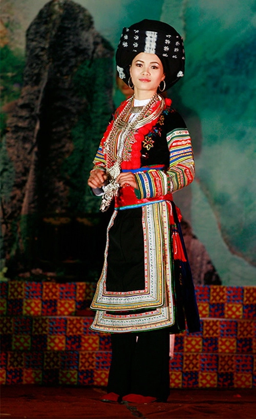 Lộ diện trang phục dân tộc lạ mắt của á khôi lệ quyên - 3