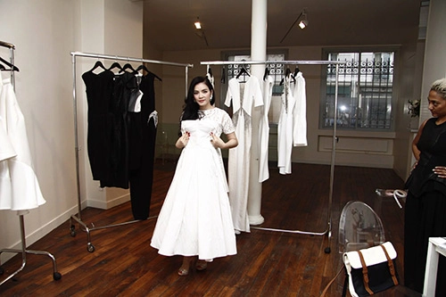 Lý nhã kỳ bàn việc cùng các ntk nổi tiếng - 1