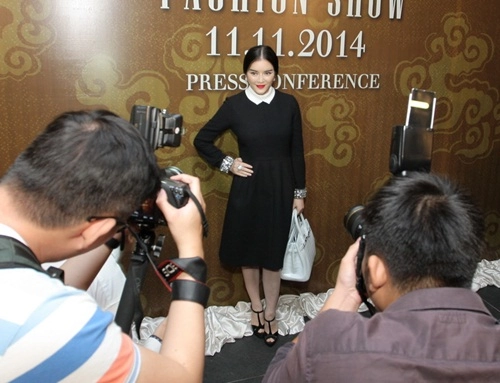 Lý nhã kỳ mặc đầm đen kín mít - 3