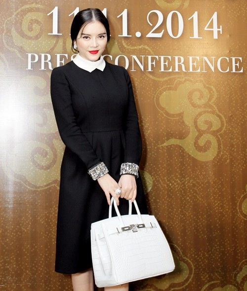 Lý nhã kỳ mặc đầm đen kín mít - 4