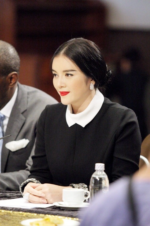 Lý nhã kỳ mặc đầm đen kín mít - 7