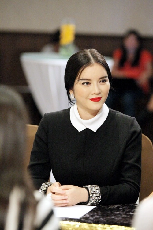 Lý nhã kỳ mặc đầm đen kín mít - 8