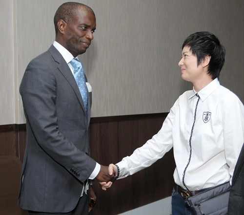 Lý nhã kỳ mặc đầm đen kín mít - 11