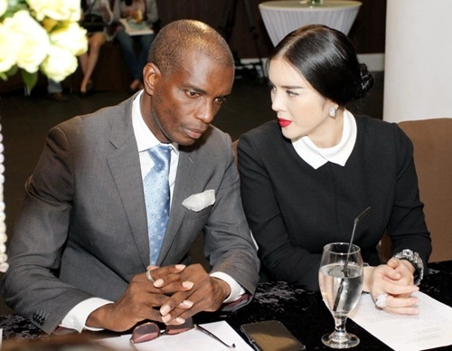 Lý nhã kỳ mặc đầm đen kín mít - 13