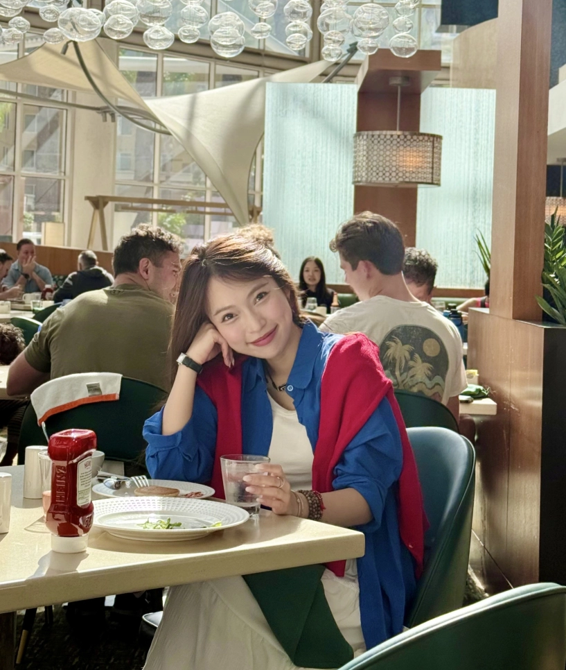 Mc khánh vy gây ấn tượng khi biến hóa đa dạng với sơ mi - 2