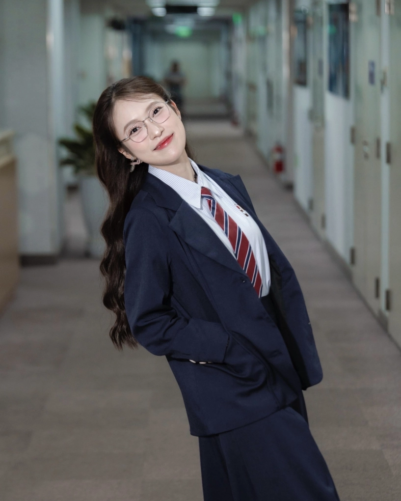 Mc khánh vy gây ấn tượng khi biến hóa đa dạng với sơ mi - 10