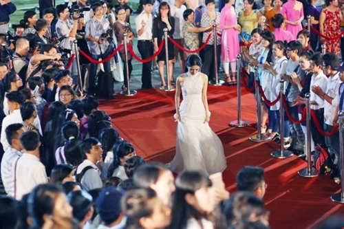 Mc mỹ linh gợi ý chọn váy dự tiệc cho mùa lễ hội - 10