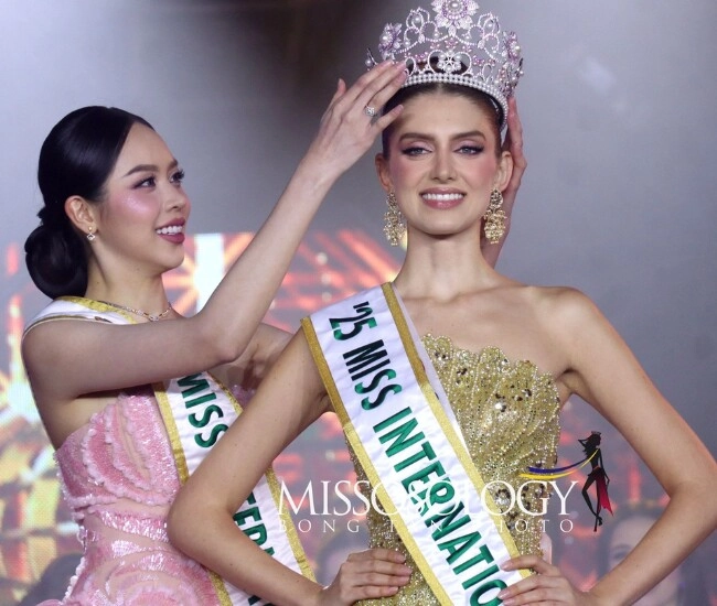 Miss international 2025 visual như xé truyện bước ra gu ăn mặc chanh sả khó ai bằng - 1