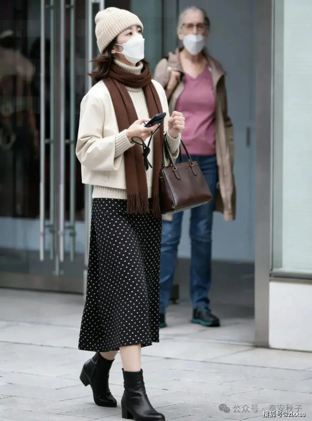 Mua một chiếc áo khoác đẹp nhưng bạn mặc vẫn xấu học 3 mẹo phối đồ tôn dáng giúp chị em trông như mẫu ảnh - 9