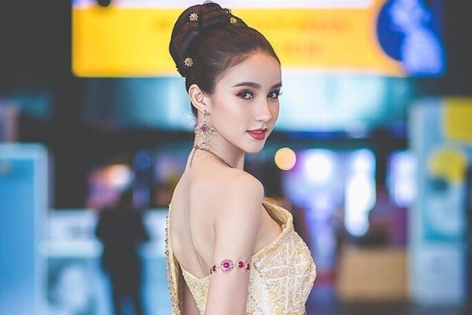 Mỹ nhân diện đồ cưới 13 tỷ visual như tiên nữ u40 trẻ mãi không già nhờ chăm mặc đúng 2 màu - 1