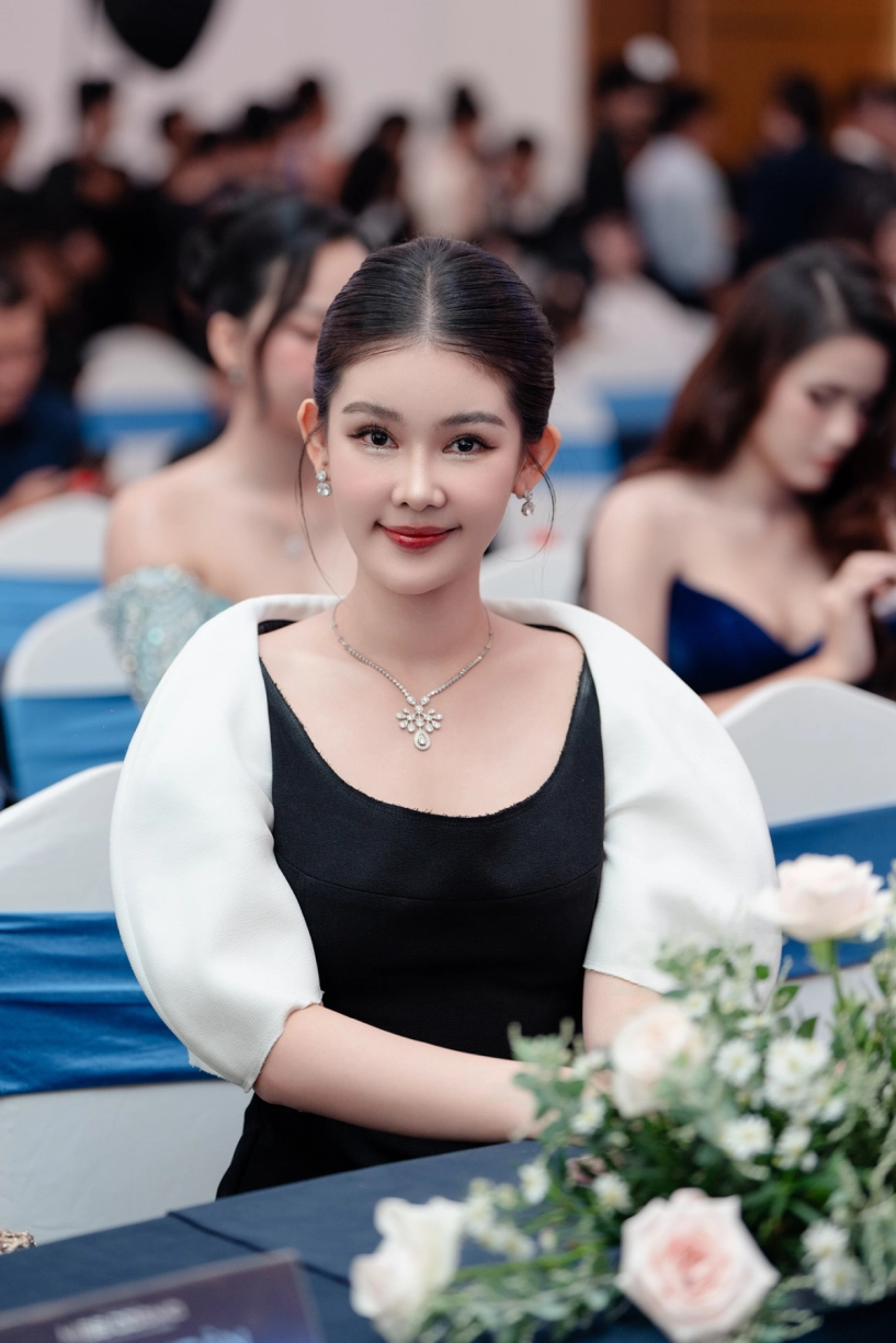 Nam anh - nam em khoe lưng trần trên thảm đỏ miss cosmo tp hcm - 5