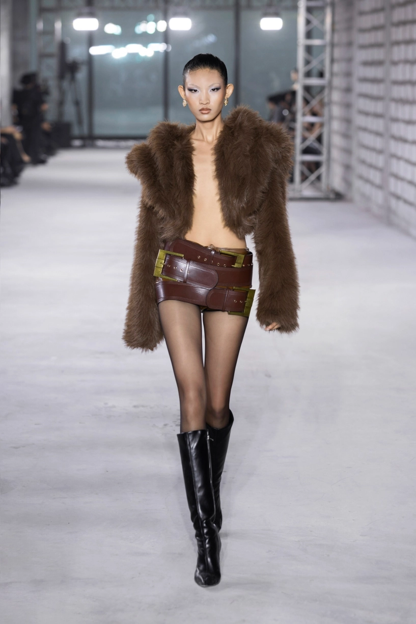 Ngọc trinh tình tứ bên trai đẹp hòa minzy hở bạo chưa từng thấy - 15