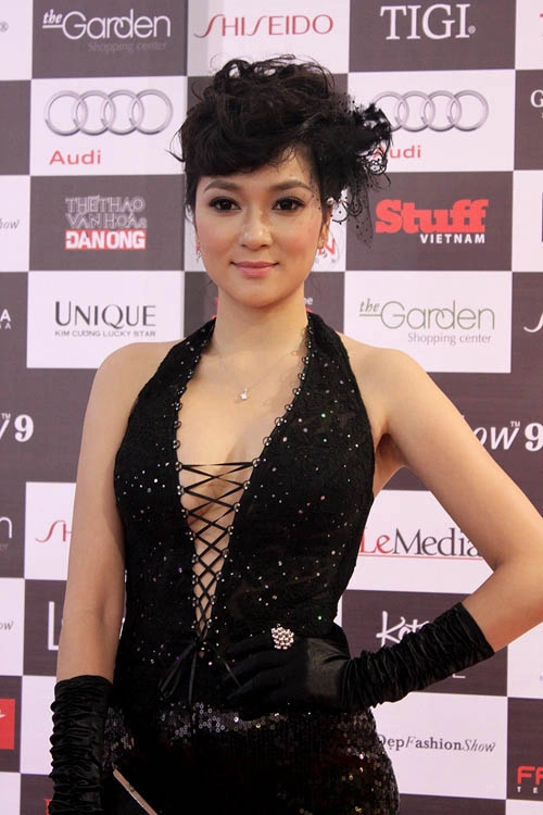 Nguyễn thị huyền kín hở gợi cảm với đầm đen - 3