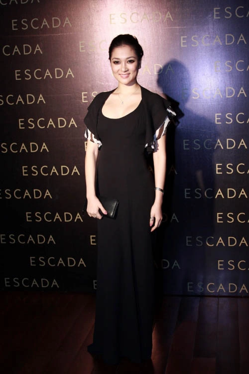 Nguyễn thị huyền kín hở gợi cảm với đầm đen - 5