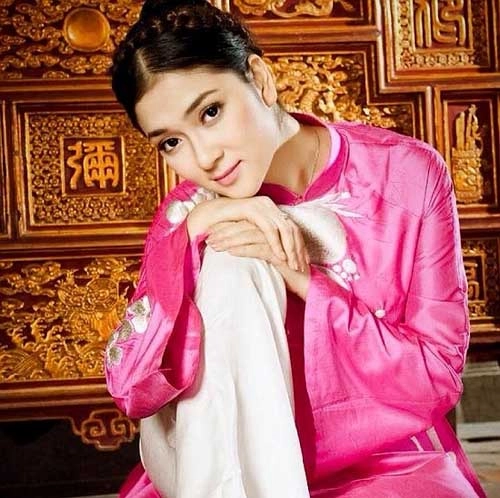 Nguyễn thị huyền kín hở gợi cảm với đầm đen - 12