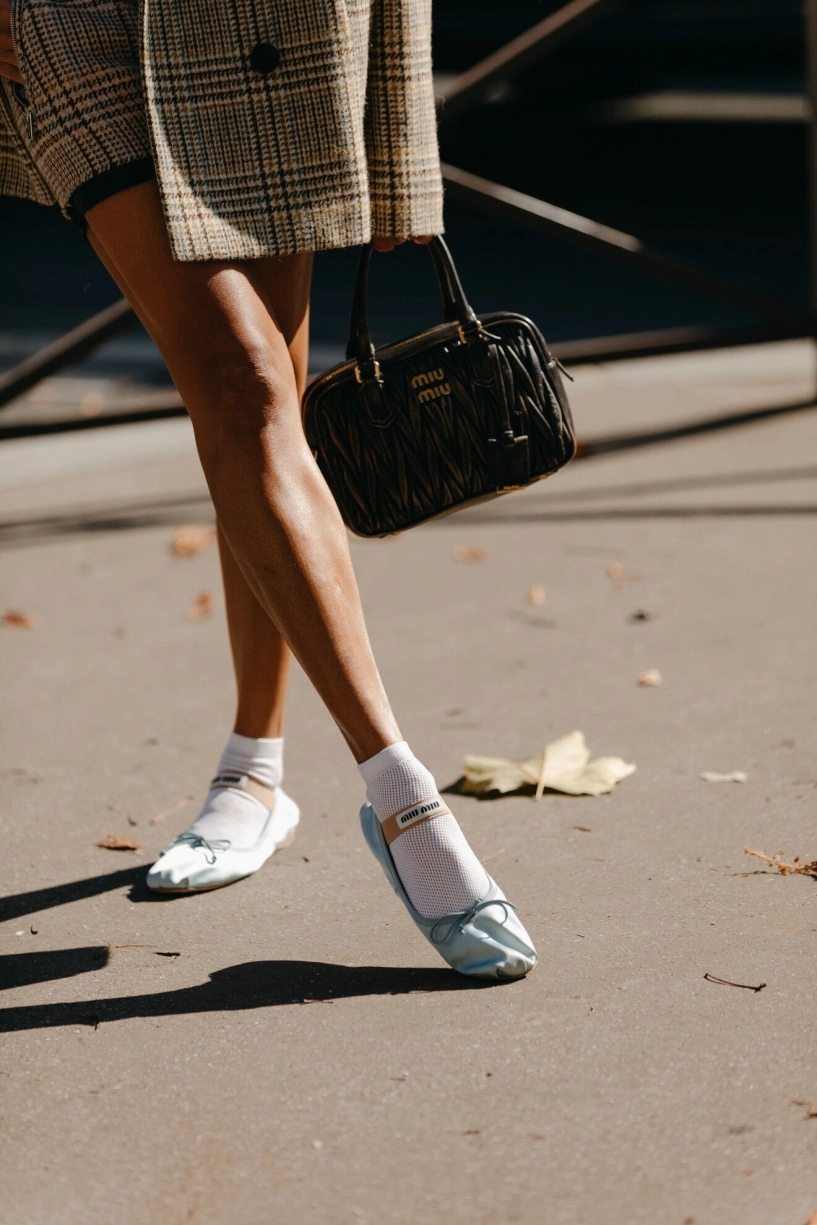 Những đôi giày đa năng bạn nên ưu tiên mua sớm để phối trang phục hằng ngày - 1