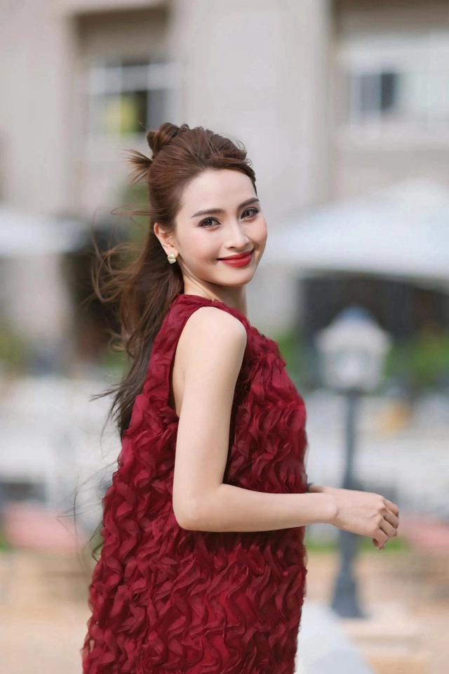 Nữ mc vtv quê phú thọ vừa nhận lời cầu hôn của danh thủ đức huy có gu thời trang đời thực ra sao - 11