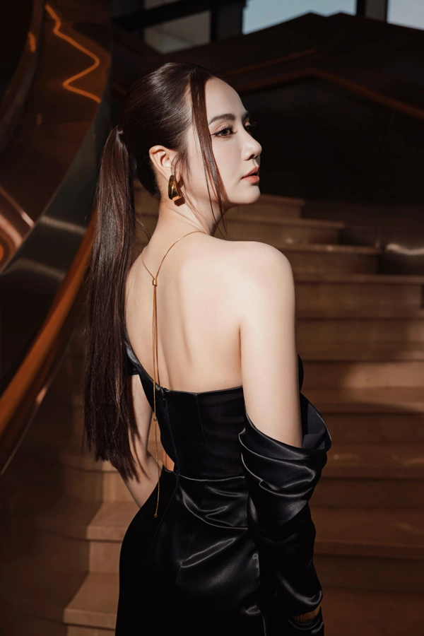 Nữ tổng tài phim cách em 1 milimet đời thực khoe lưng ong nuột nà gợi cảm - 1