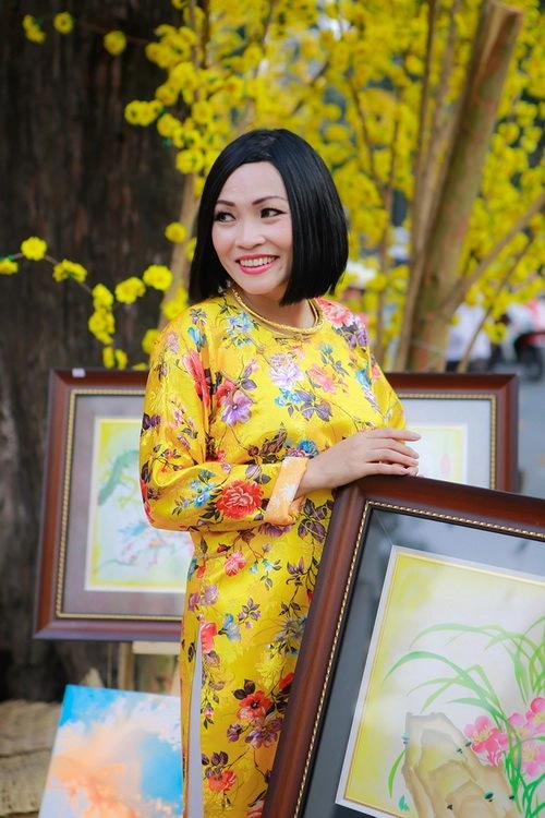 Phương thanh mặc áo dài làm phó nháy cho nhóm mtv - 1