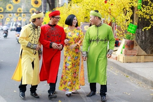 Phương thanh mặc áo dài làm phó nháy cho nhóm mtv - 11