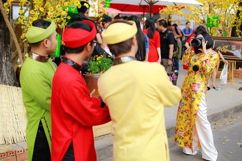 Phương thanh mặc áo dài làm phó nháy cho nhóm mtv - 12