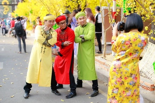 Phương thanh mặc áo dài làm phó nháy cho nhóm mtv - 13