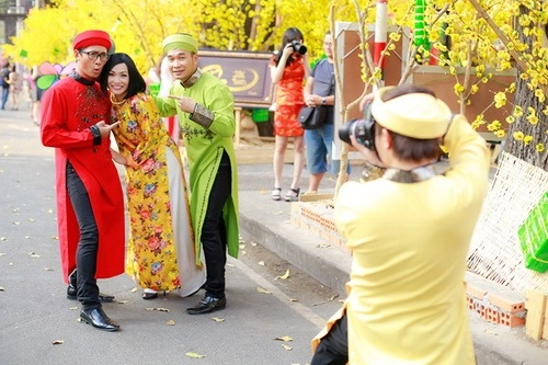 Phương thanh mặc áo dài làm phó nháy cho nhóm mtv - 15