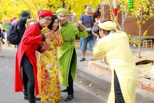 Phương thanh mặc áo dài làm phó nháy cho nhóm mtv - 16