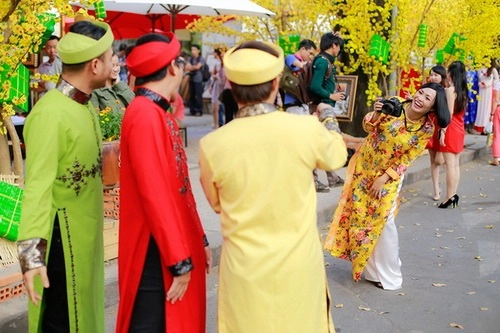 Phương thanh mặc áo dài làm phó nháy cho nhóm mtv - 17