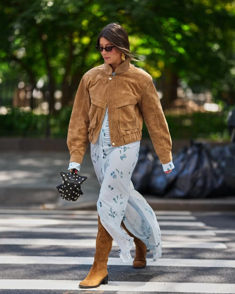 Sắm đồ tết đừng bỏ qua 4 món phụ kiện chất liệu da lộn đang đứng đầu xu hướng - 1