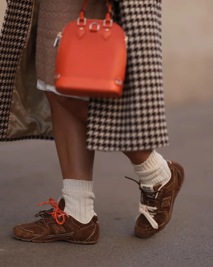 Sắm đồ tết đừng bỏ qua 4 món phụ kiện chất liệu da lộn đang đứng đầu xu hướng - 5