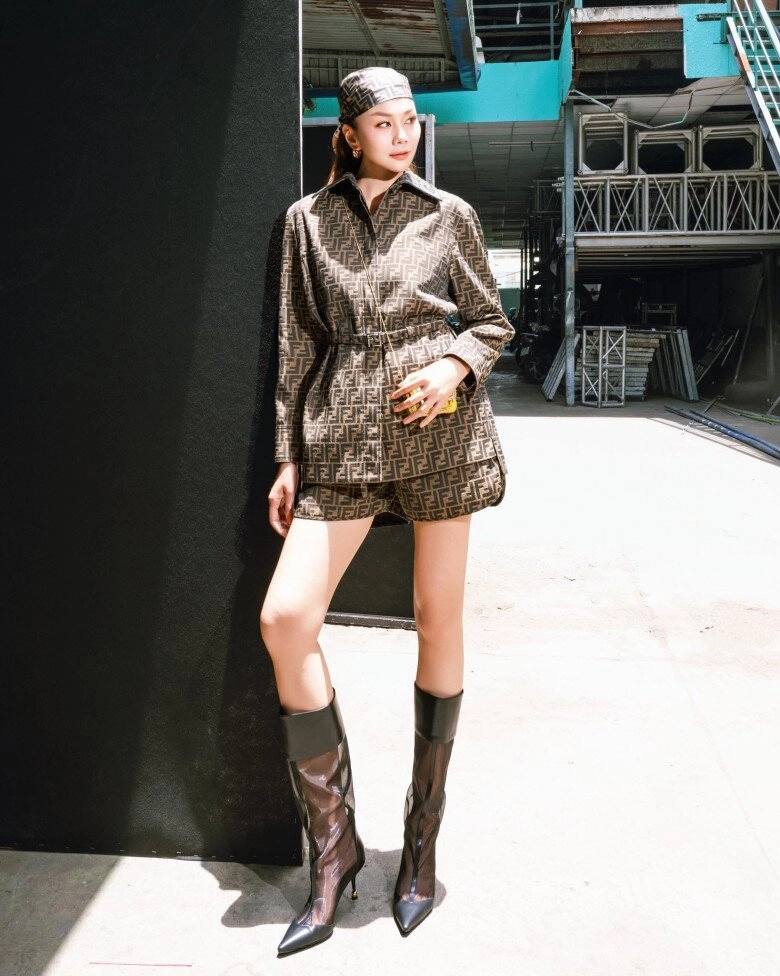 Siêu mẫu thanh hằng mặc gì cũng trẻ trung nhờ trung thành với 4 mẫu giày hack tuổi suốt năm ai cũng muốn học theo - 3