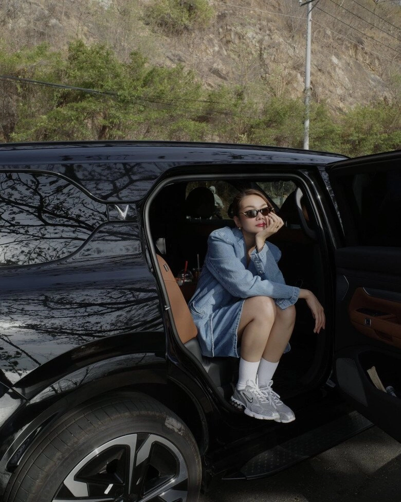 Siêu mẫu thanh hằng mặc gì cũng trẻ trung nhờ trung thành với 4 mẫu giày hack tuổi suốt năm ai cũng muốn học theo - 4