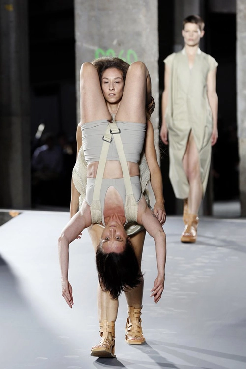 Sốc với tư thế trình diễn kỳ lạ chưa từng có tại paris fw - 6