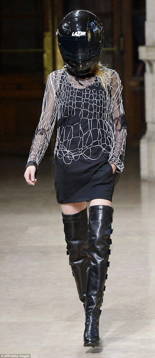 Sốc với tư thế trình diễn kỳ lạ chưa từng có tại paris fw - 11