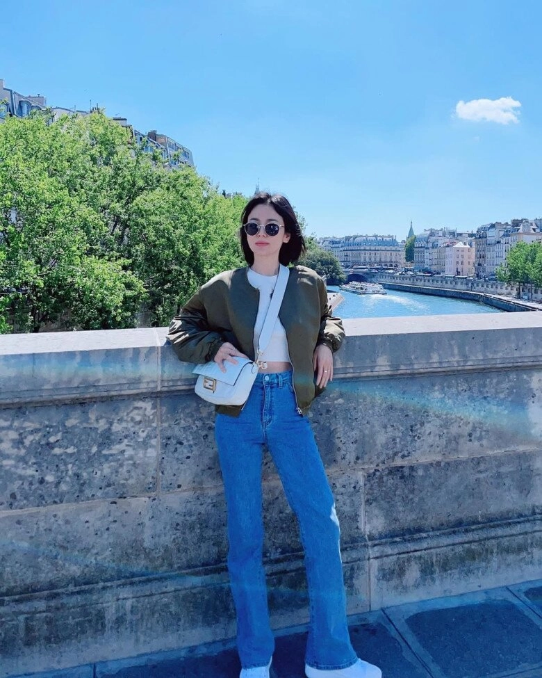 Song hye kyo cao chưa đến 1m7 nhưng diện quần jeans kiểu nào cũng đẹp nhìn cách phối đơn giản nhưng cực kỳ tôn dáng - 3
