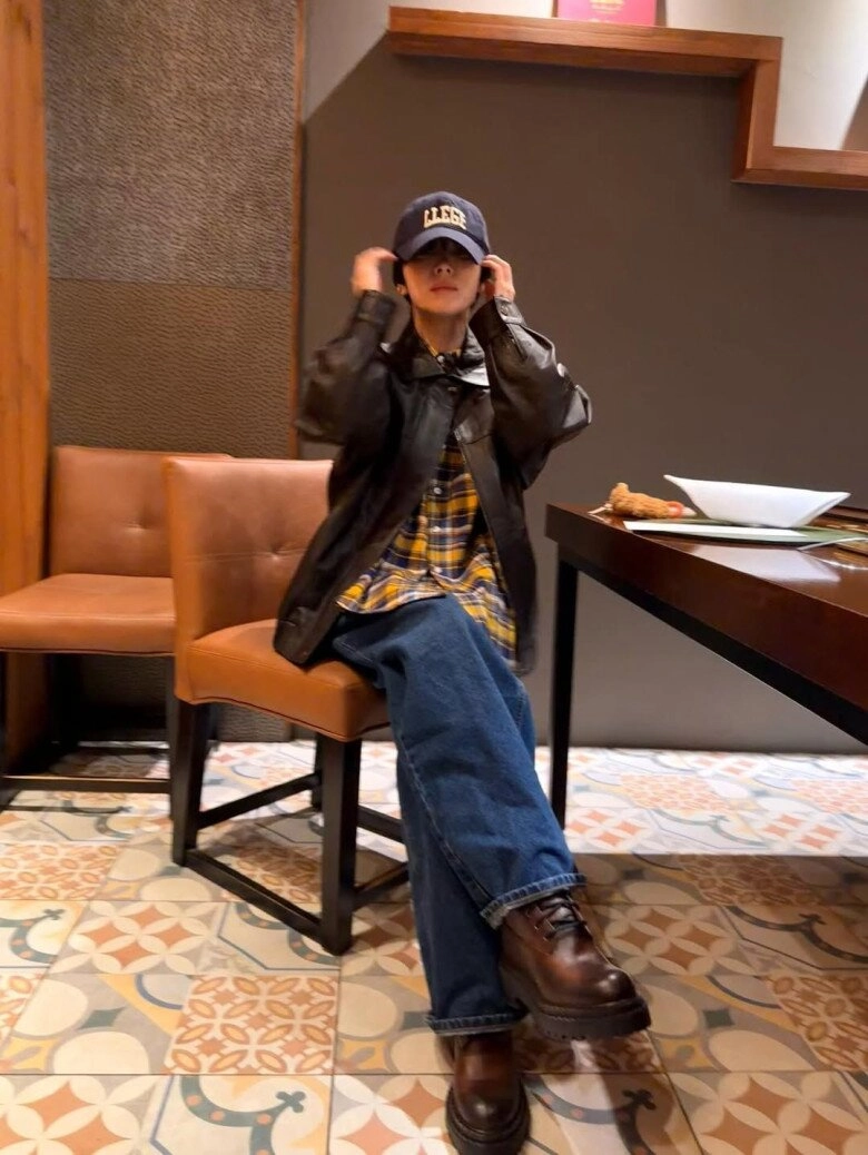 Song hye kyo cao chưa đến 1m7 nhưng diện quần jeans kiểu nào cũng đẹp nhìn cách phối đơn giản nhưng cực kỳ tôn dáng - 5