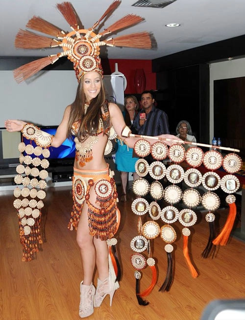 Trang phục dân tộc tại hh hoàn vũ 2014 gây tranh cãi - 5