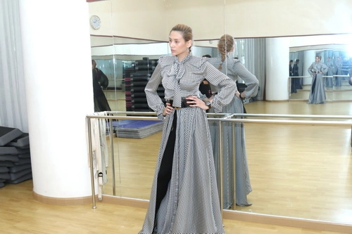 Võ hoàng yến nghiêm khắc đánh học trò khi dạy catwalk - 2