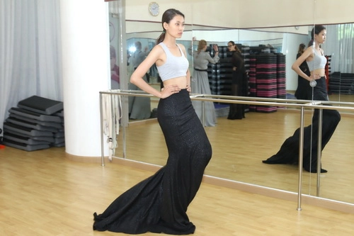 Võ hoàng yến nghiêm khắc đánh học trò khi dạy catwalk - 3