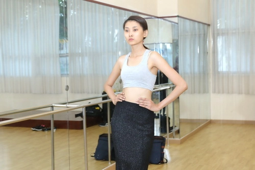 Võ hoàng yến nghiêm khắc đánh học trò khi dạy catwalk - 4