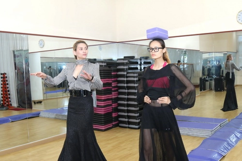 Võ hoàng yến nghiêm khắc đánh học trò khi dạy catwalk - 10