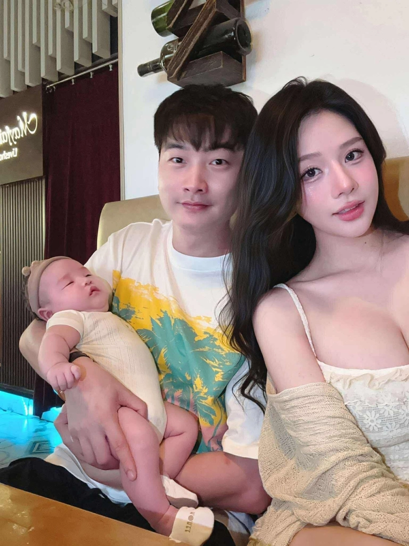 Vợ hot girl của trọng lân gây tranh cãi vì liên tục khoe vòng 1 sau sinh - 1