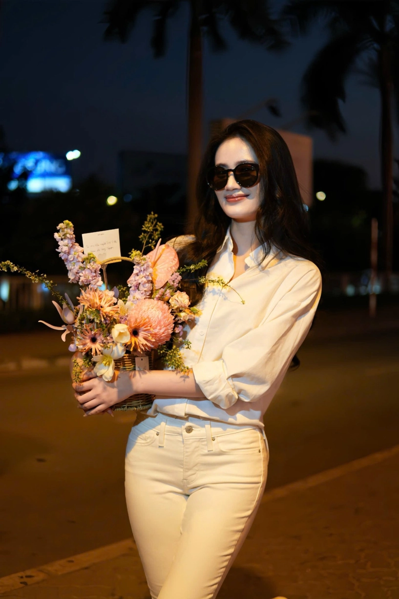 Ý nhi gây chú ý với phong cách sơ mi trắng tối giản - 1