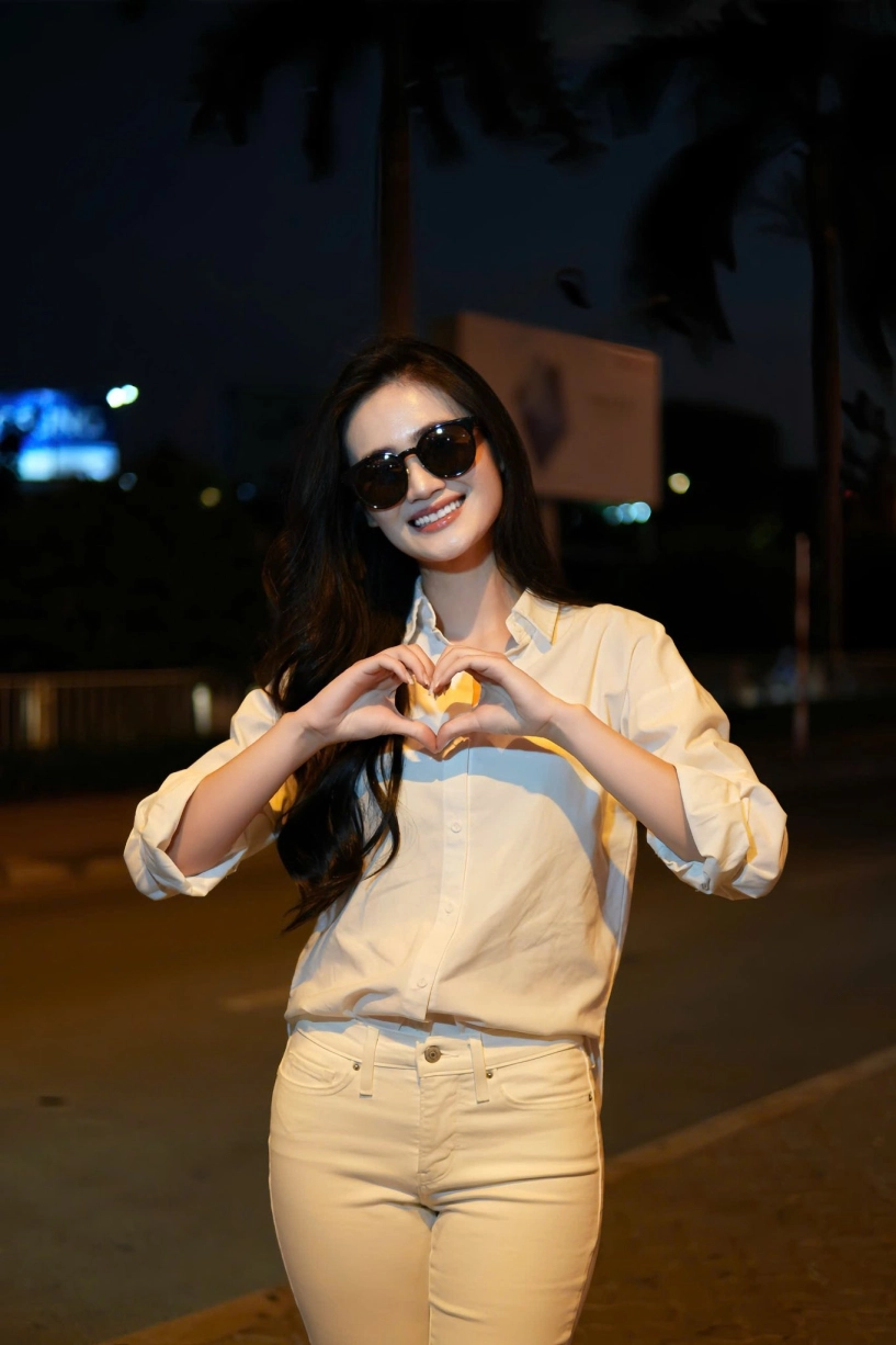 Ý nhi gây chú ý với phong cách sơ mi trắng tối giản - 3